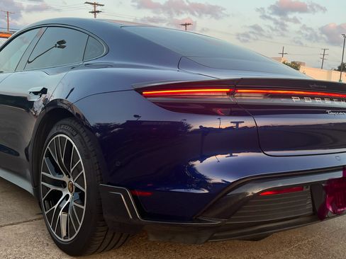 Used 2022 Porsche Taycan image 4