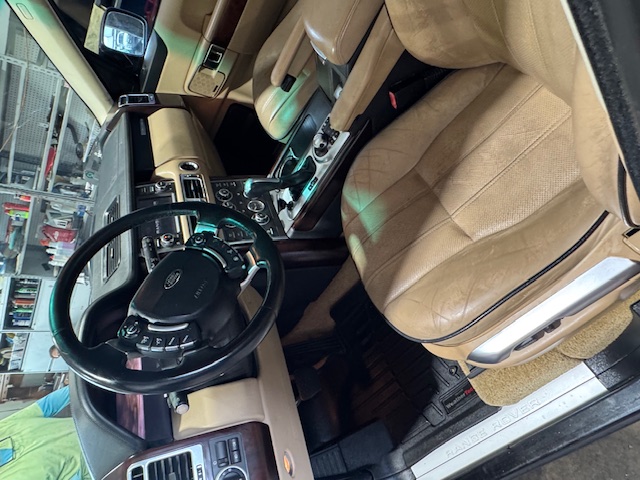 Used 2010 Land Rover Range Rover HSE LUX AWD/4WD image 16