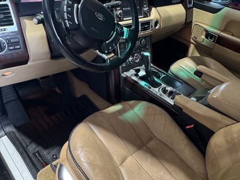 Used 2010 Land Rover Range Rover HSE LUX image 16