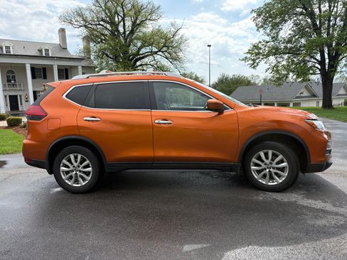 Used 2017 Nissan Rogue SV w/ SV Premium Package AWD/4WD image 2