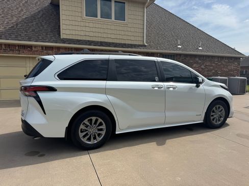 Used 2022 Toyota Sienna XLE FWD image 5
