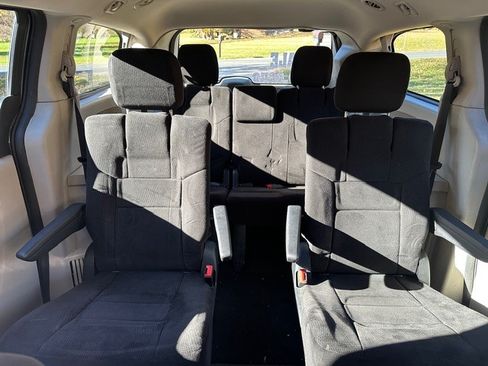 Used 2012 Dodge Grand Caravan SXT image 9