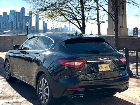 Used 2020 Maserati Levante image 6