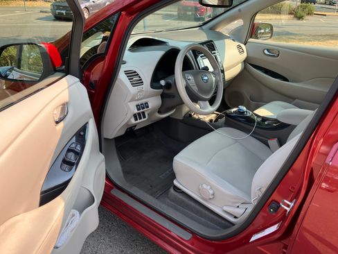 Used 2012 Nissan Leaf SL FWD image 12