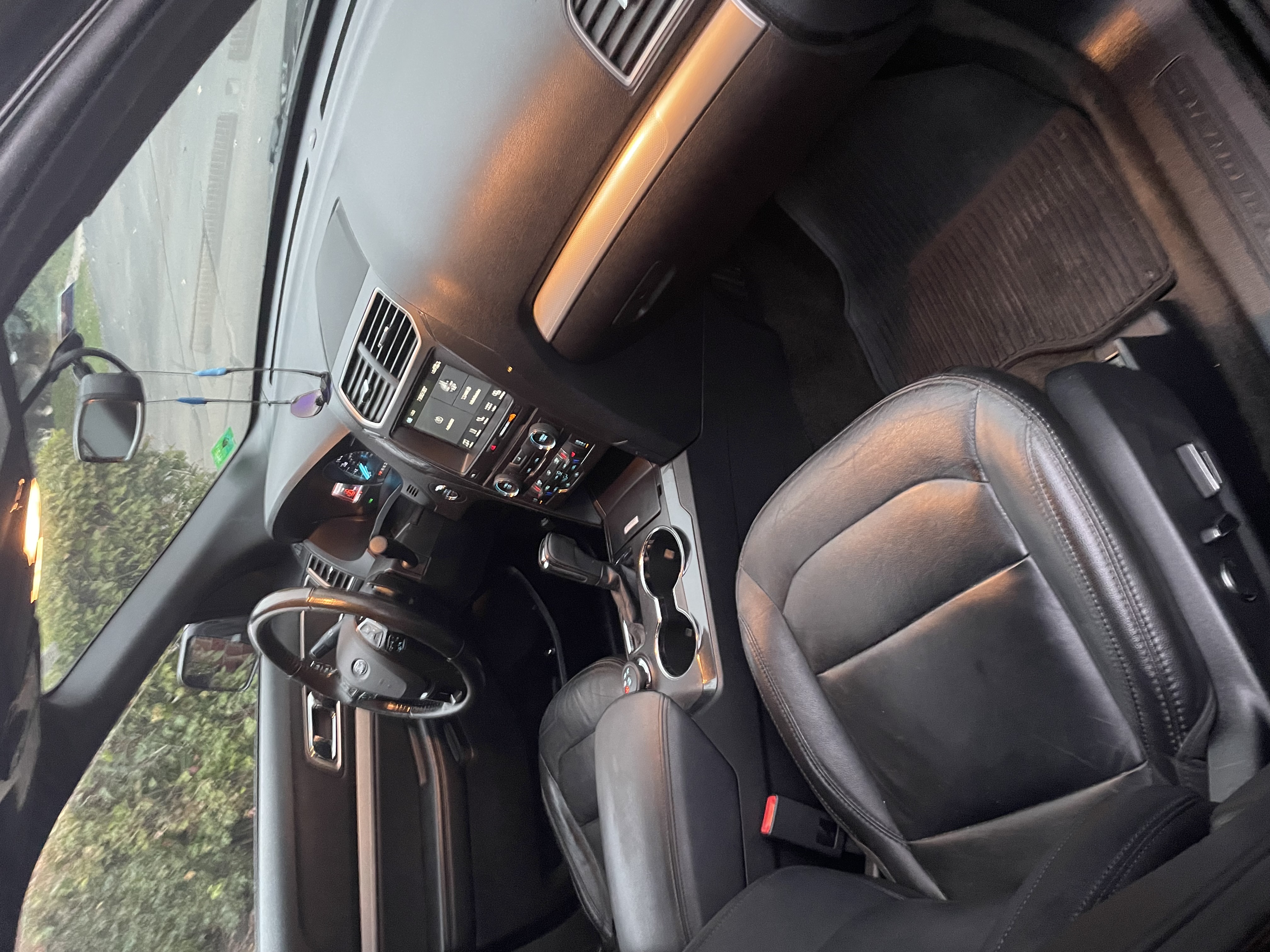 Used 2017 Ford Explorer XLT w/ Equipment Group 202A AWD/4WD image 4