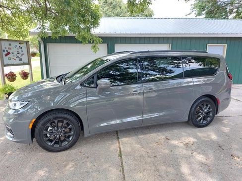 Used 2021 Chrysler Pacifica Touring w/ S Appearance Package image 6