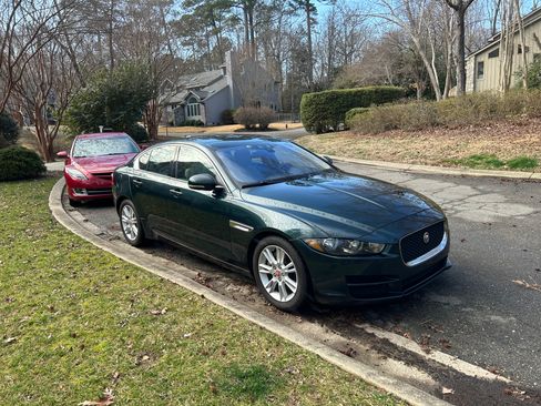 Used 2017 Jaguar XE Premium image 9