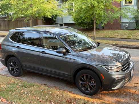 Used 2022 Volkswagen Tiguan SE AWD/4WD image 1