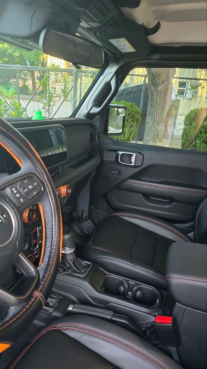 Used 2025 Jeep Gladiator Rubicon w/ Convenience Group AWD/4WD image 11