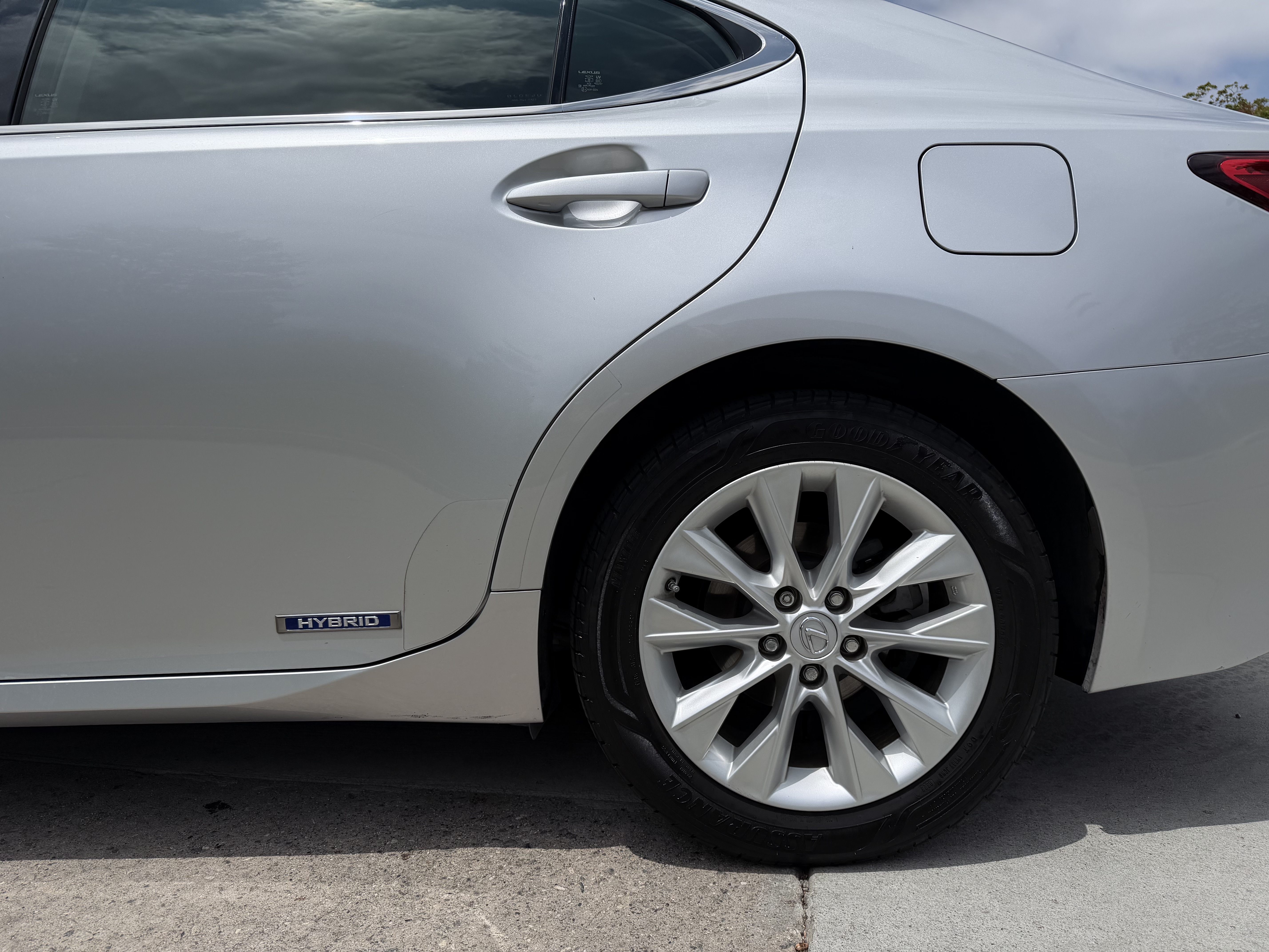 Used 2015 Lexus ES 300h w/ Navigation System Package FWD image 4