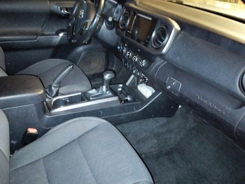 Used 2019 Toyota Tacoma TRD Off-Road w/ Technology Package image 2