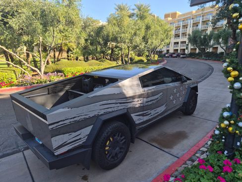 Used 2024 Tesla Cybertruck AWD Crew Cab image 9