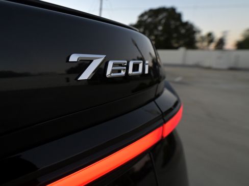 Used 2023 BMW 760i xDrive w/ Executive Package image 2