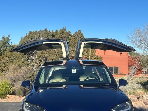 Used 2016 Tesla Model X 90D image 1
