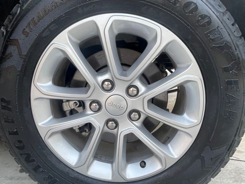 Used 2021 Jeep Grand Cherokee Laredo image 17