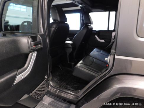 Used 2018 Jeep Wrangler Unlimited Sahara w/ Connectivity Group image 17