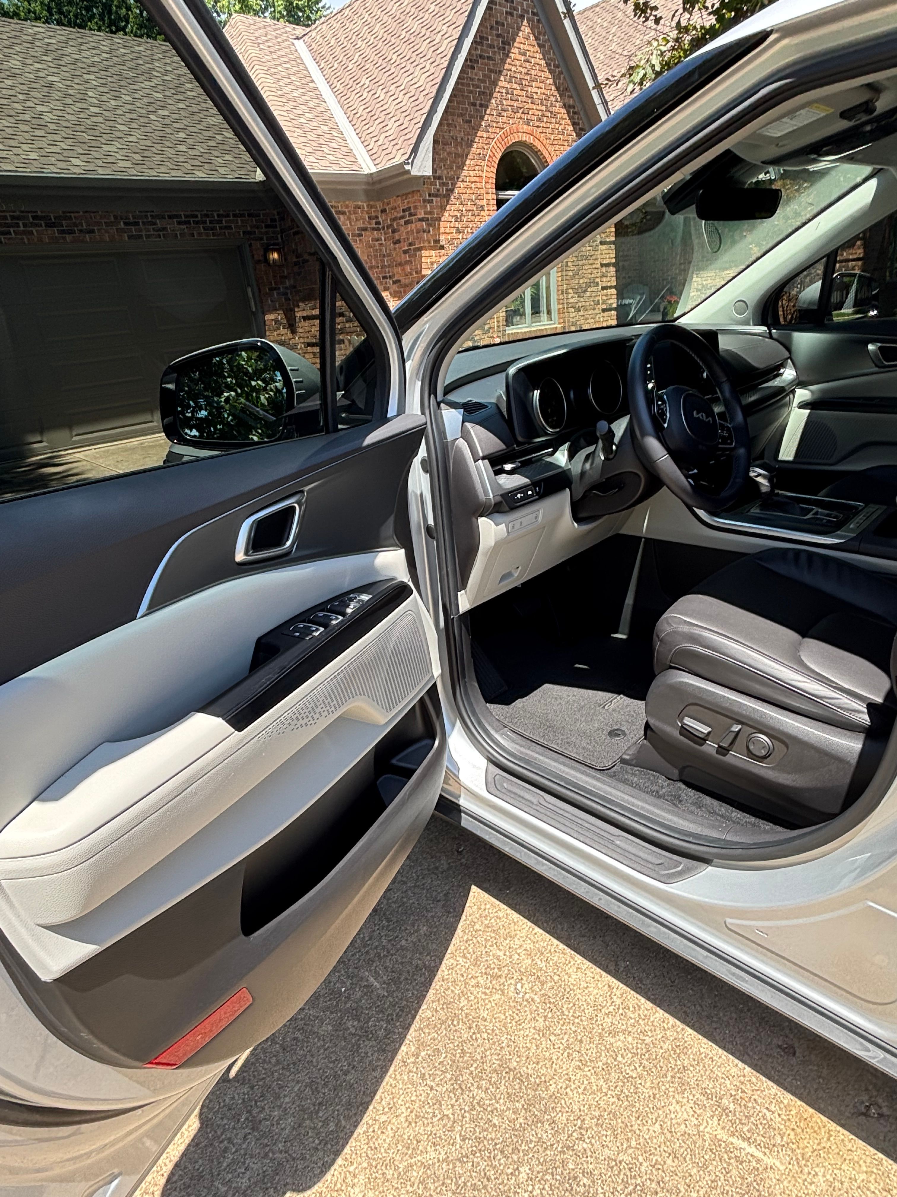 Used 2023 Kia Carnival LX FWD image 10
