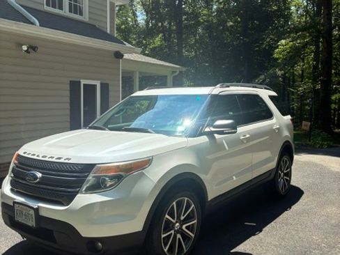 Used 2015 Ford Explorer XLT w/ Equipment Group 202B AWD/4WD image 4