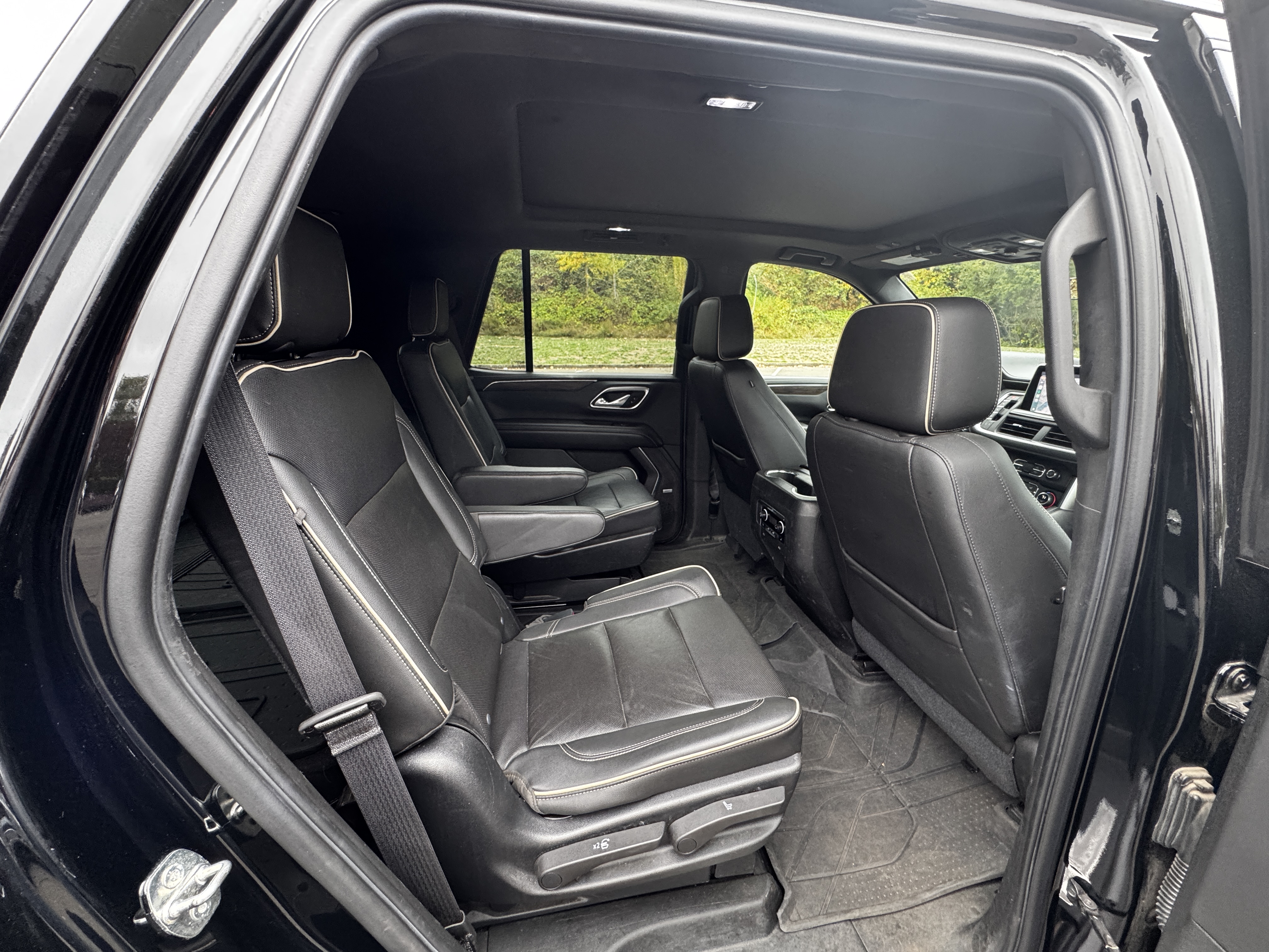 Used 2021 Chevrolet Tahoe Premier w/ Premium Package AWD/4WD image 15