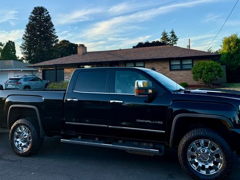 Used 2017 GMC Sierra 2500 Denali w/ Duramax Plus Package AWD/4WD image 4