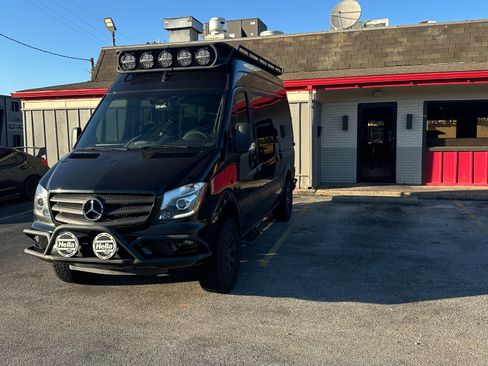 Used 2017 Mercedes-Benz Sprinter 2500 image 4