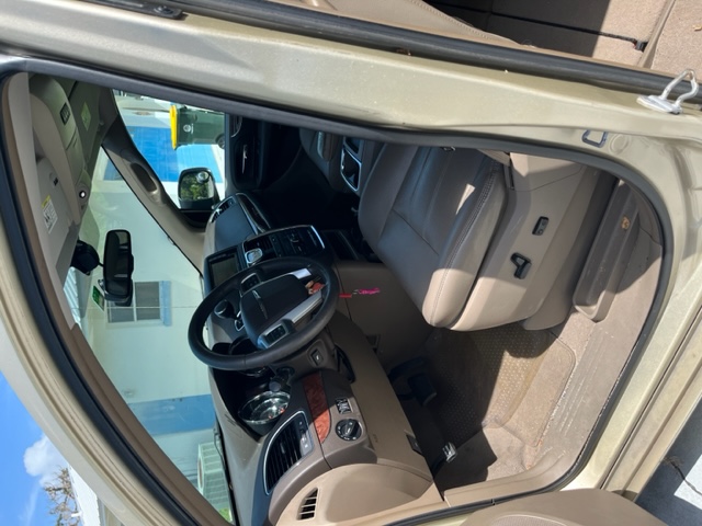 Used 2011 Chrysler Town & Country Touring-L w/ Trailer Tow Group FWD image 12