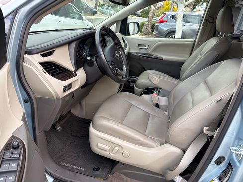 Used 2017 Toyota Sienna XLE w/ XLE Navigation Package image 12