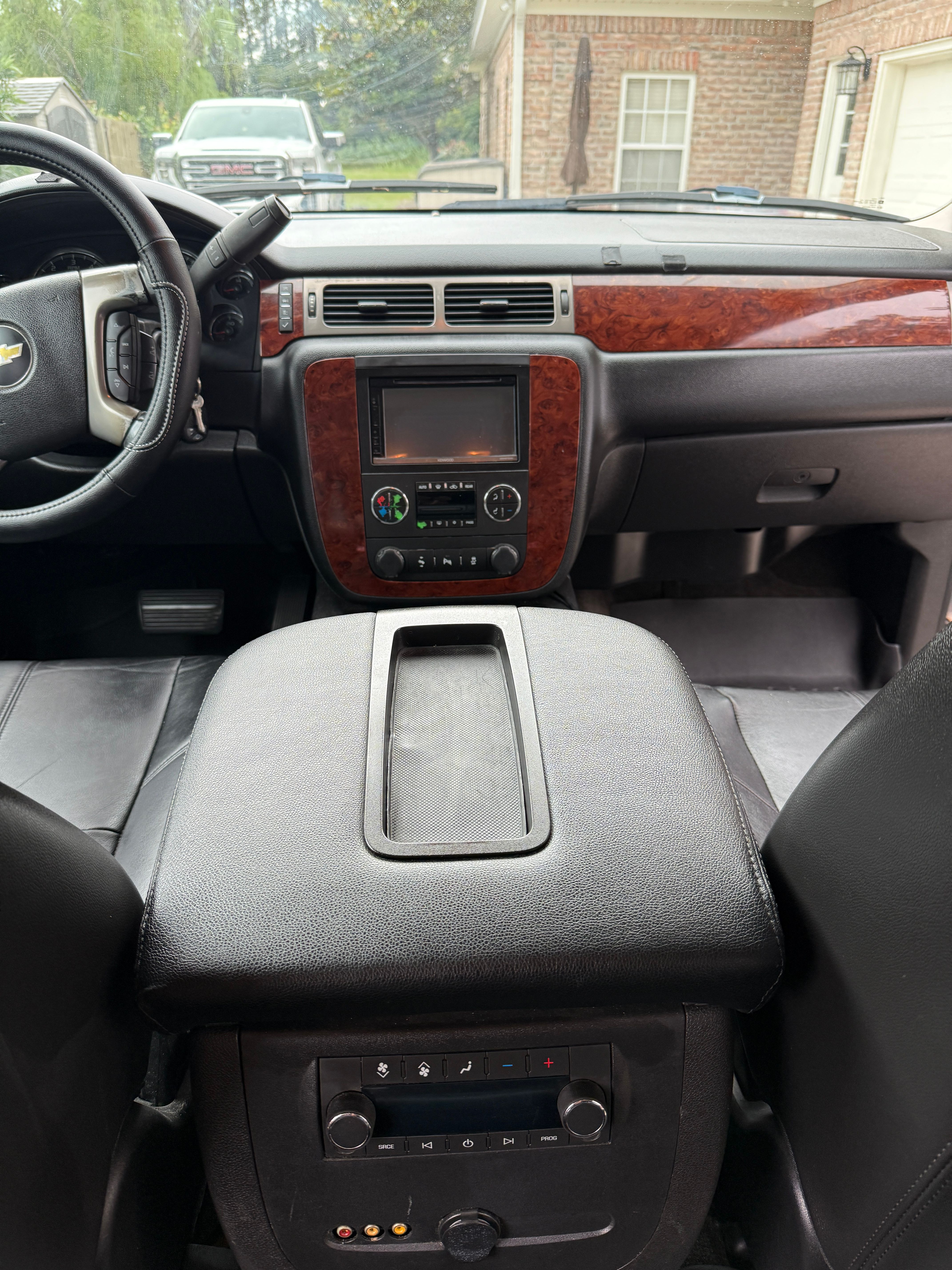 Used 2013 Chevrolet Suburban LT RWD image 11