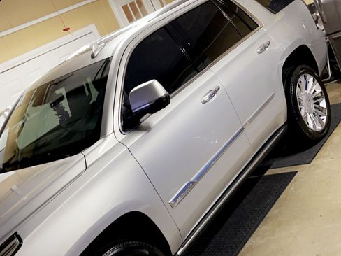 Used 2019 Cadillac Escalade Platinum image 2