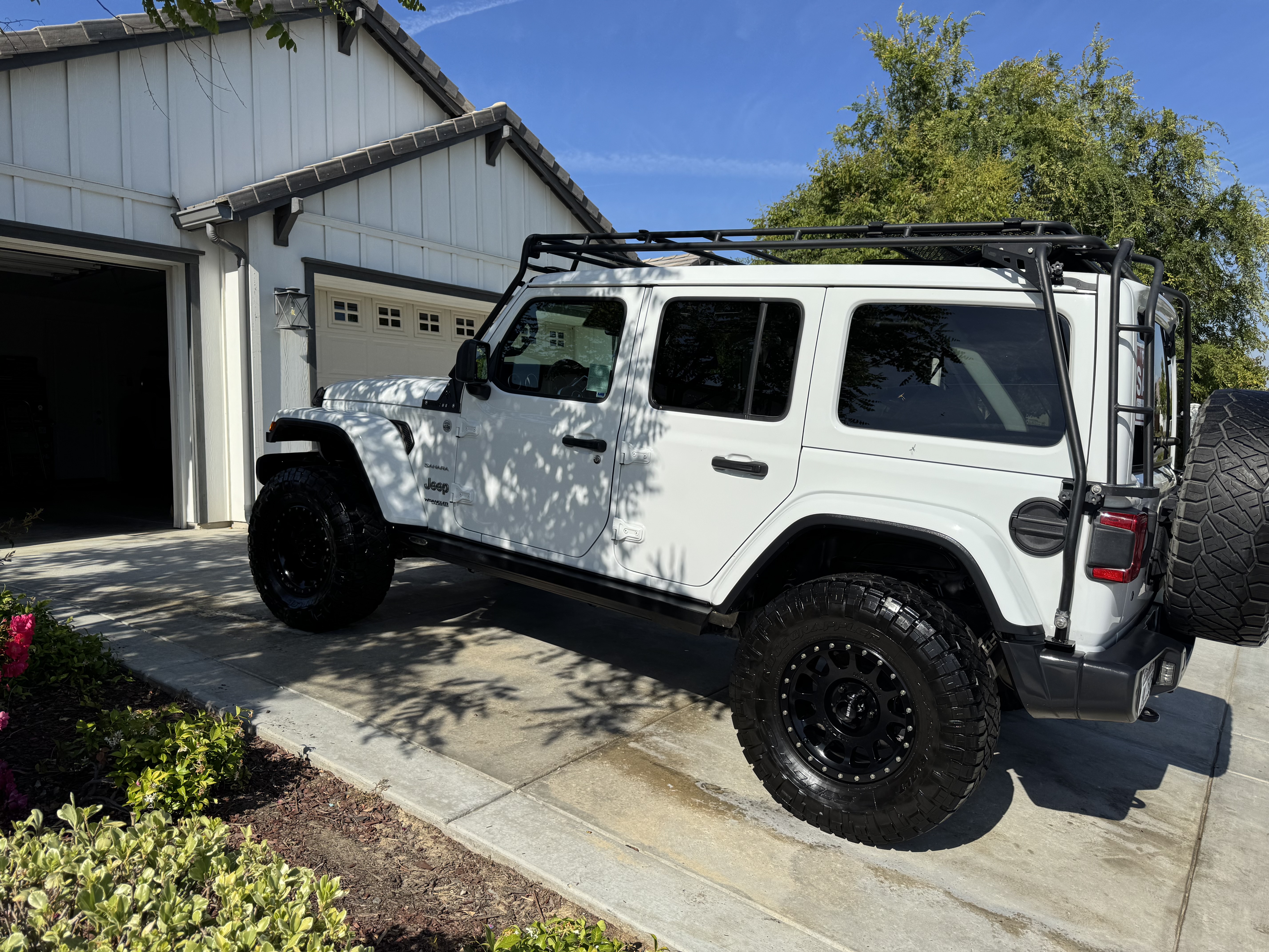 Used 2020 Jeep Wrangler Unlimited Sahara w/ LED Lighting Group AWD/4WD image 6