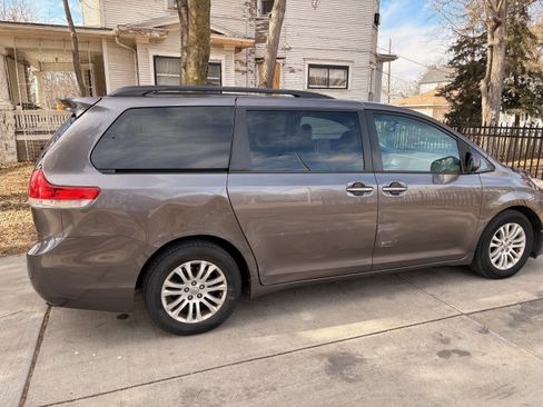 Used 2014 Toyota Sienna XLE image 5