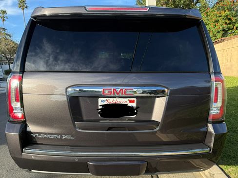 Used 2018 GMC Yukon XL Denali image 2