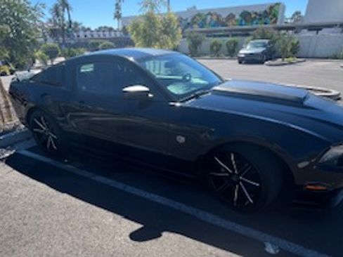 Used 2011 Ford Mustang Premium image 2