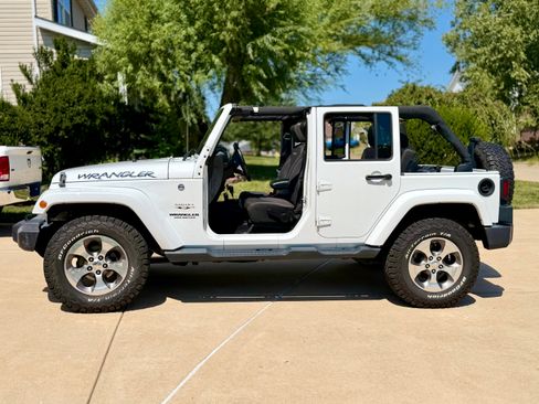 Used 2017 Jeep Wrangler Unlimited Sahara w/ Connectivity Group AWD/4WD image 10