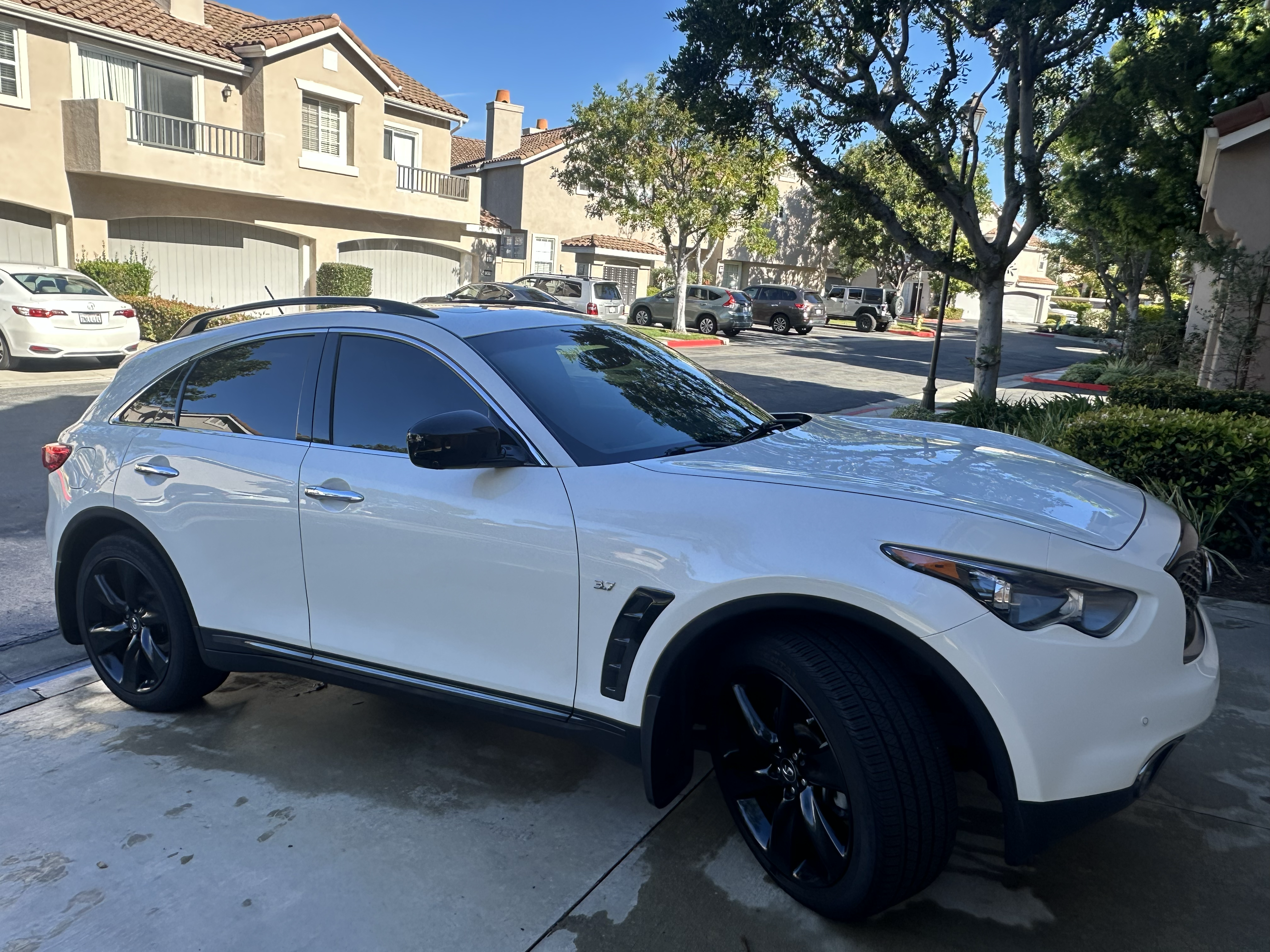 Used 2017 INFINITI QX70 3.7 w/ Premium Package RWD image 1