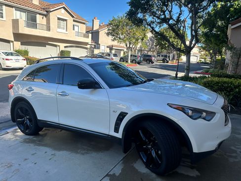 Used 2017 INFINITI QX70 3.7 w/ Premium Package image 1