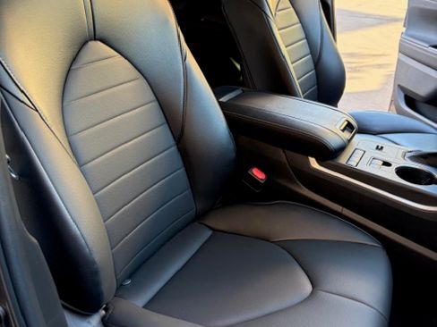 Used 2022 Toyota Highlander XLE image 2