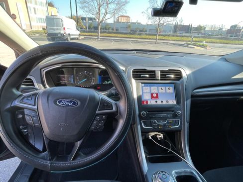 Used 2018 Ford Fusion SE image 9
