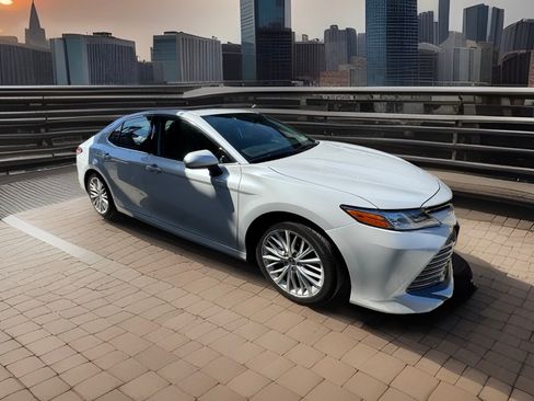 Used 2020 Toyota Camry XLE image 5