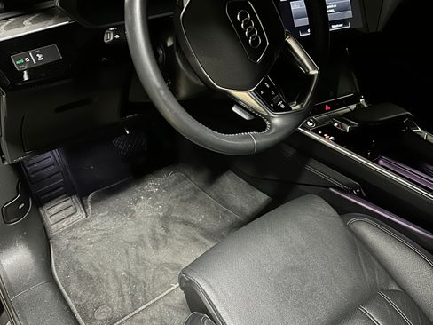 Used 2021 Audi e-tron Prestige w/ Prestige Package image 17