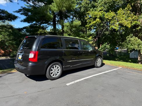 Used 2014 Chrysler Town & Country Touring FWD image 5