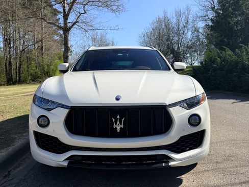 Used 2018 Maserati Levante GranLusso image 1