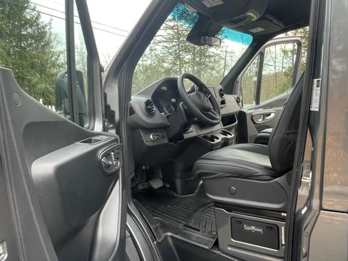 Used 2024 Mercedes-Benz Sprinter 2500 image 9