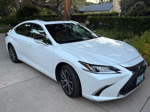 Used 2025 Lexus ES 300h w/ Premium Package FWD image 2