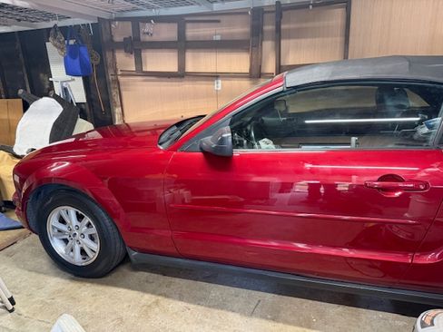 Used 2006 Ford Mustang Convertible image 2