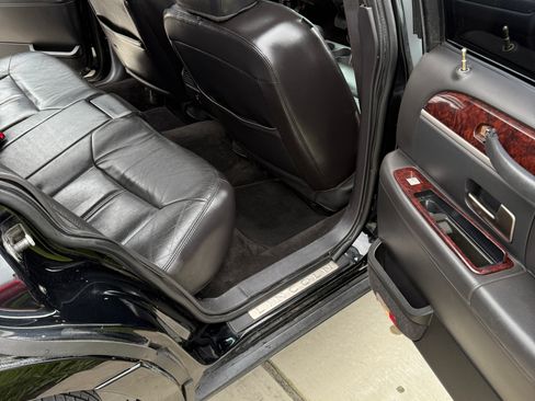 Used 2011 Lincoln Town Car Signature Limited image 14