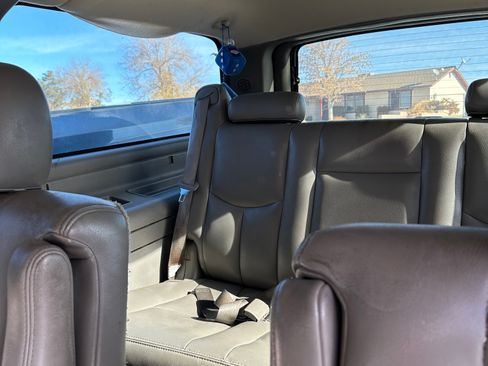Used 2004 Chevrolet Suburban LS RWD image 29