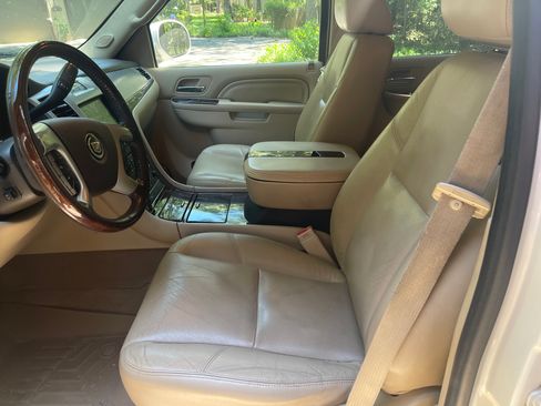 Used 2011 Cadillac Escalade EXT Luxury AWD/4WD image 21