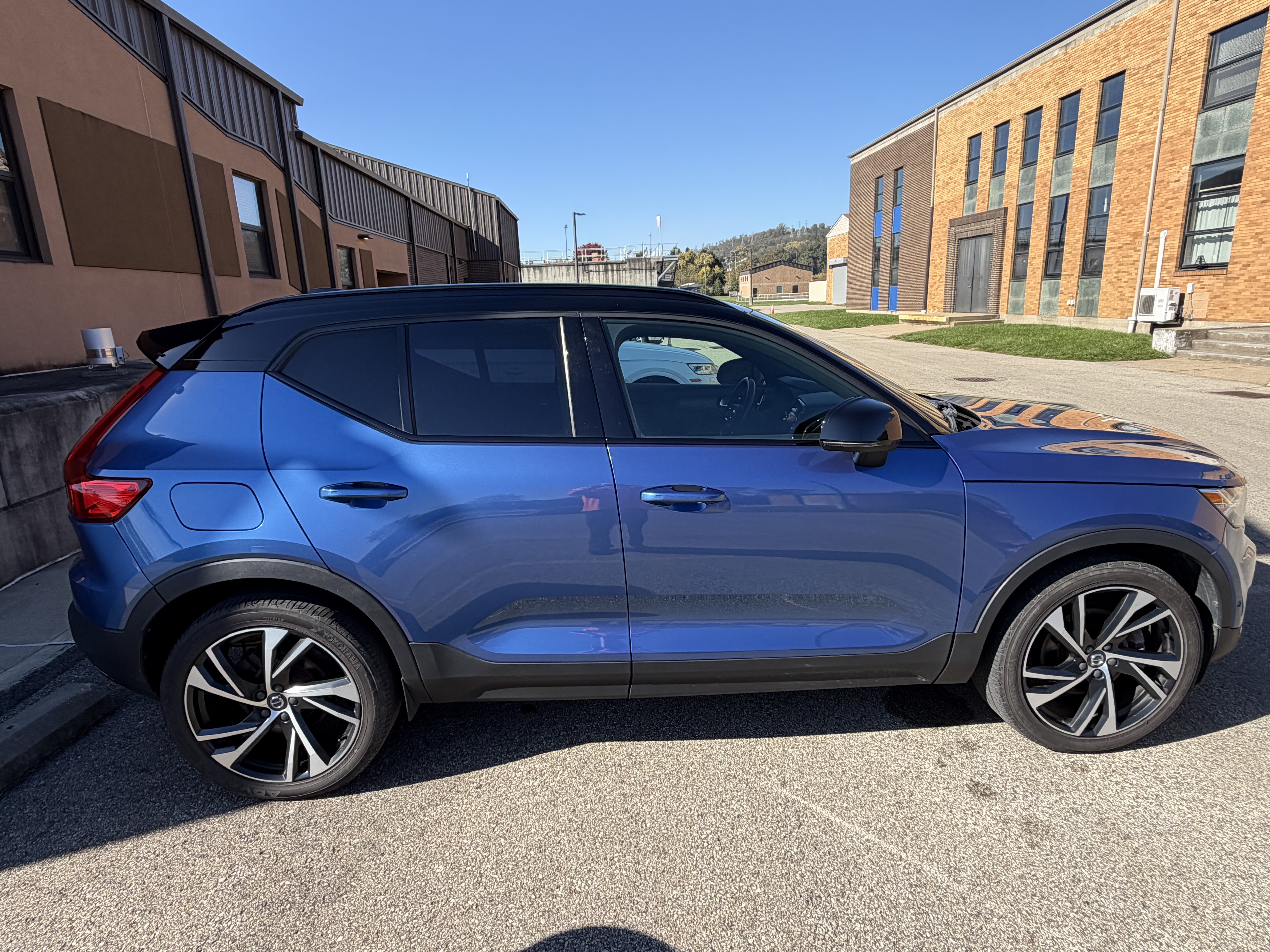 Used 2021 Volvo XC40 T5 R-Design w/ Protection Package Premier AWD/4WD image 1