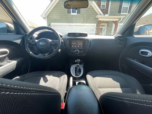 Used 2019 Kia Soul + image 2